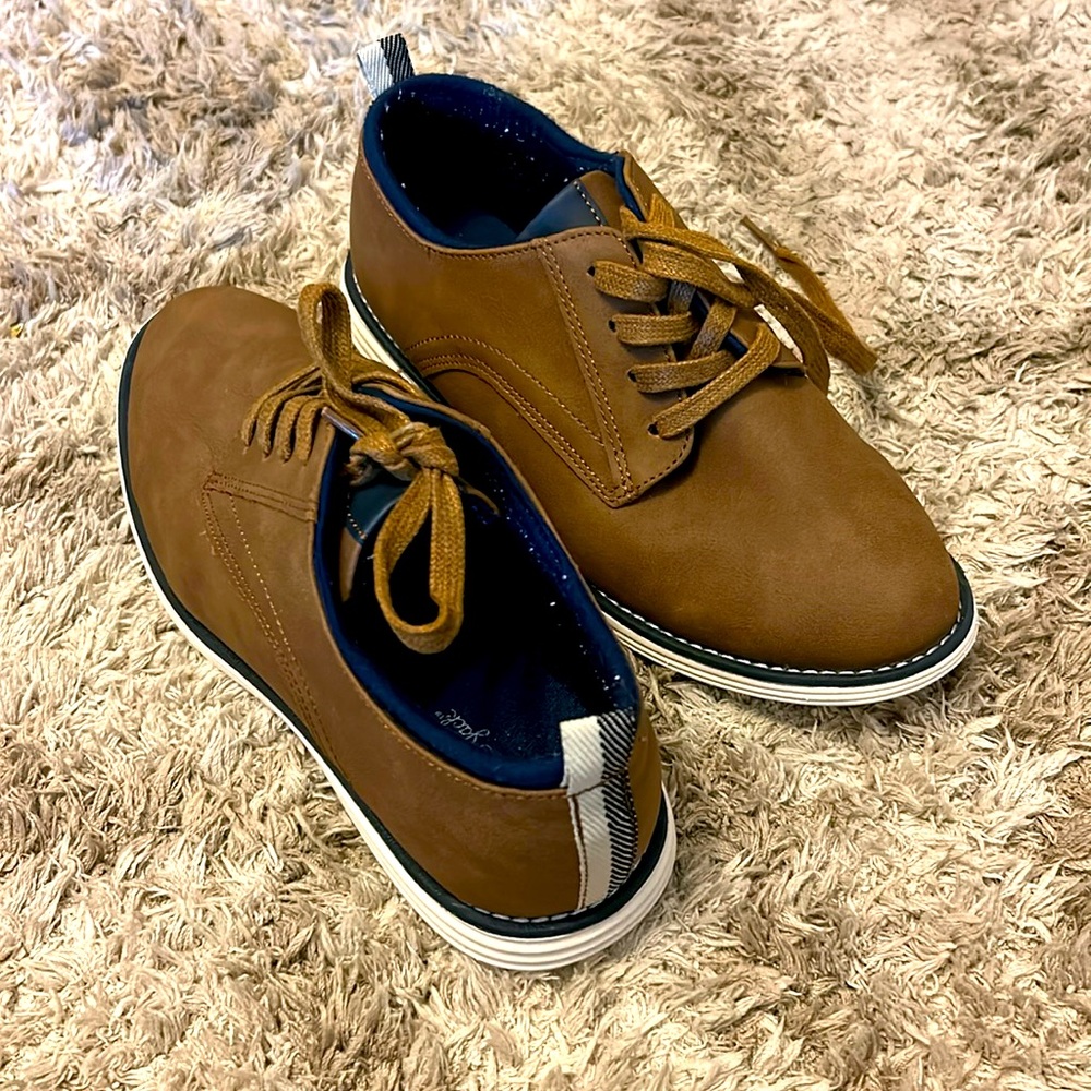 1 pc of brown fancy  size 5 shoes.